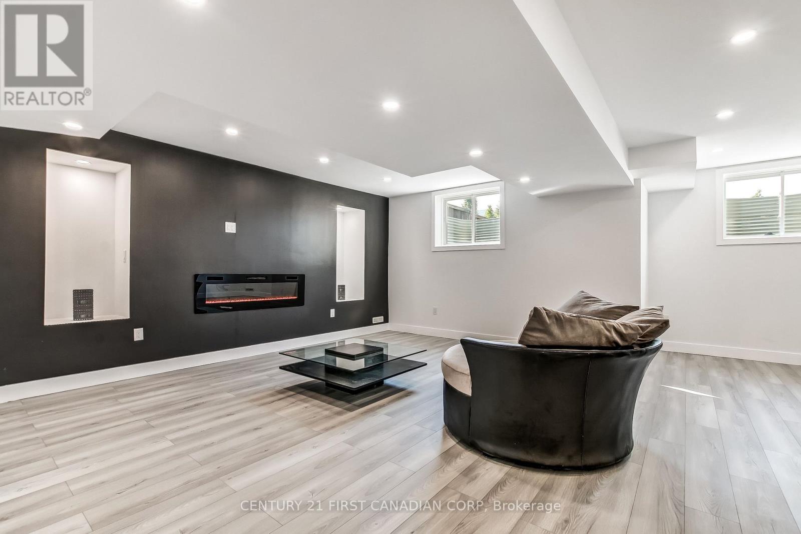 783 HICKORYRIDGE COMMON - 24