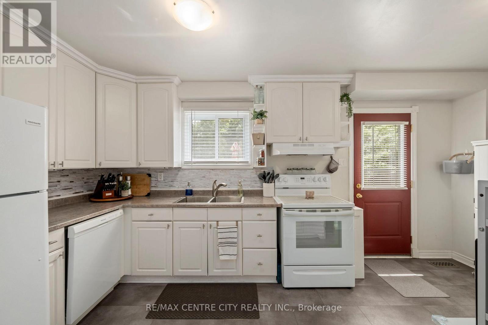 #9 475 SANDRINGHAM CRESCENT - 10