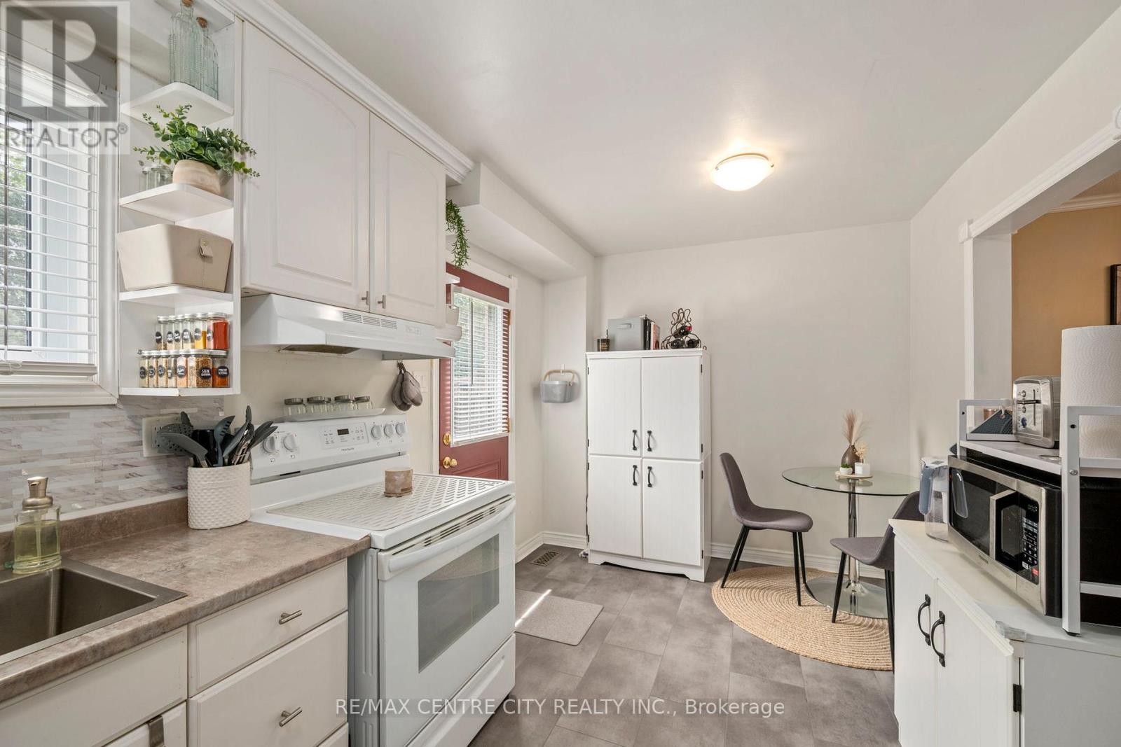 #9 475 SANDRINGHAM CRESCENT - 11