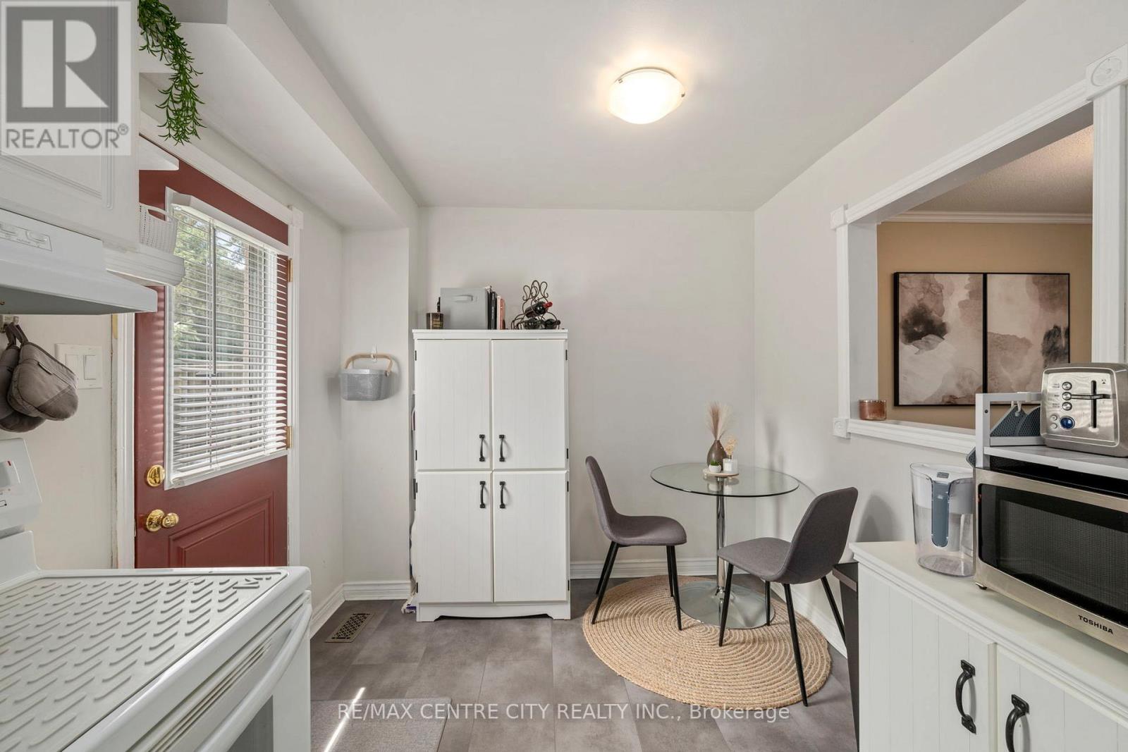 #9 475 SANDRINGHAM CRESCENT - 12