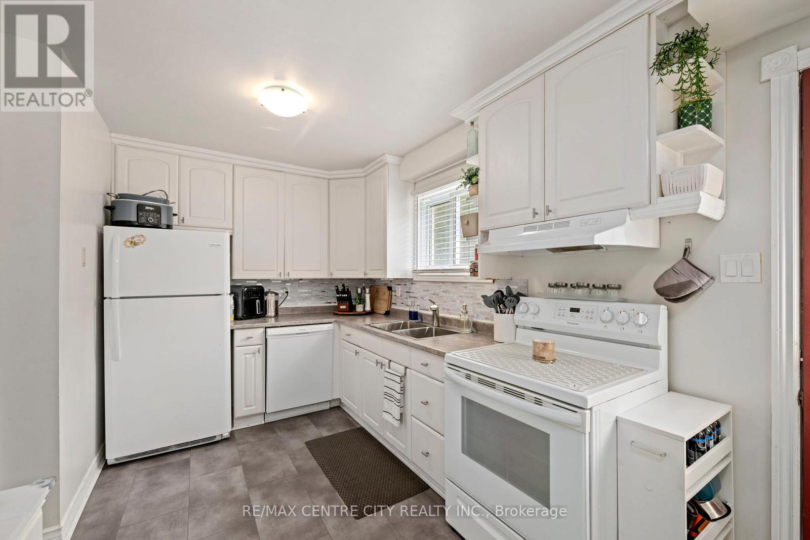 #9 475 SANDRINGHAM CRESCENT - 13
