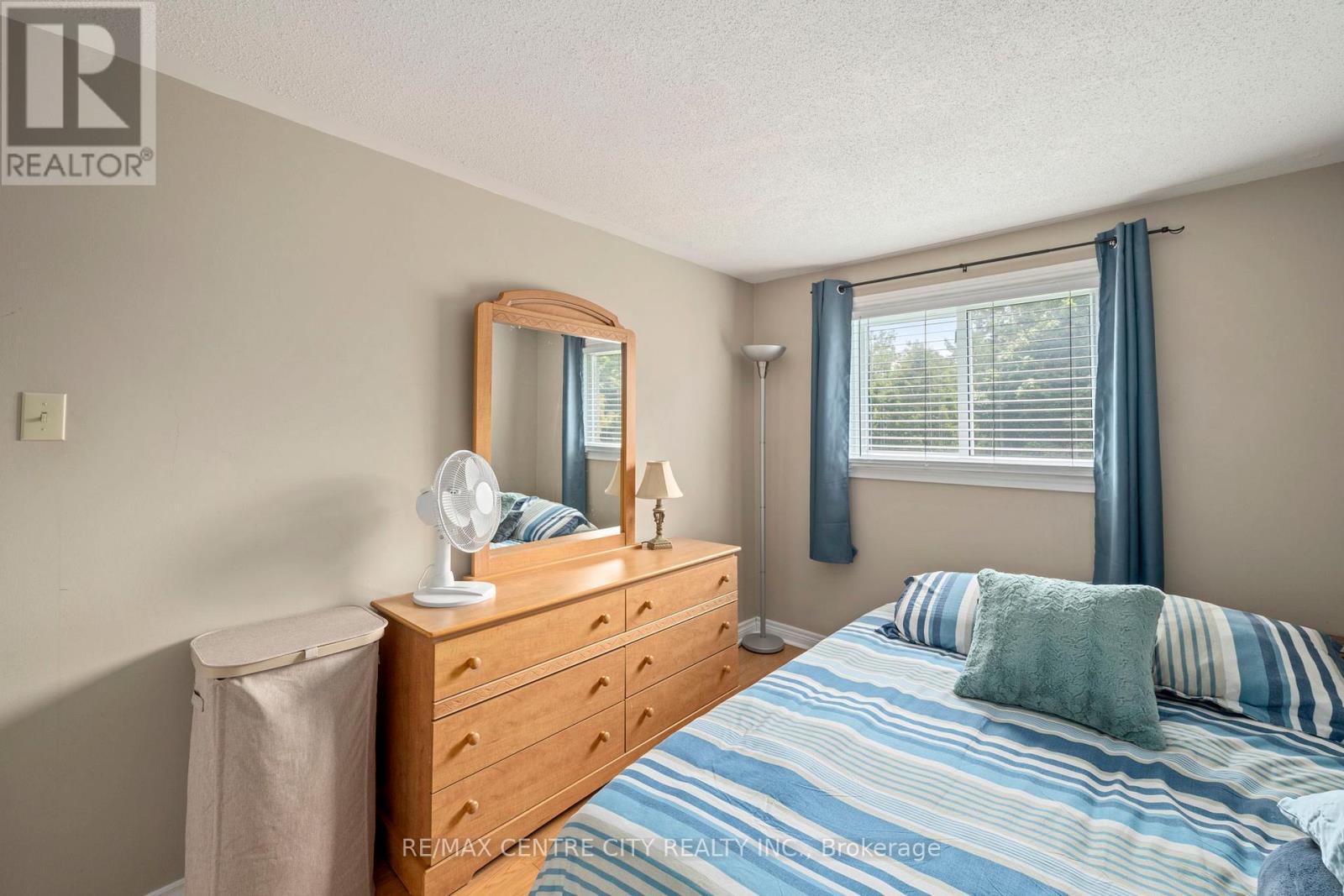 #9 475 SANDRINGHAM CRESCENT - 21