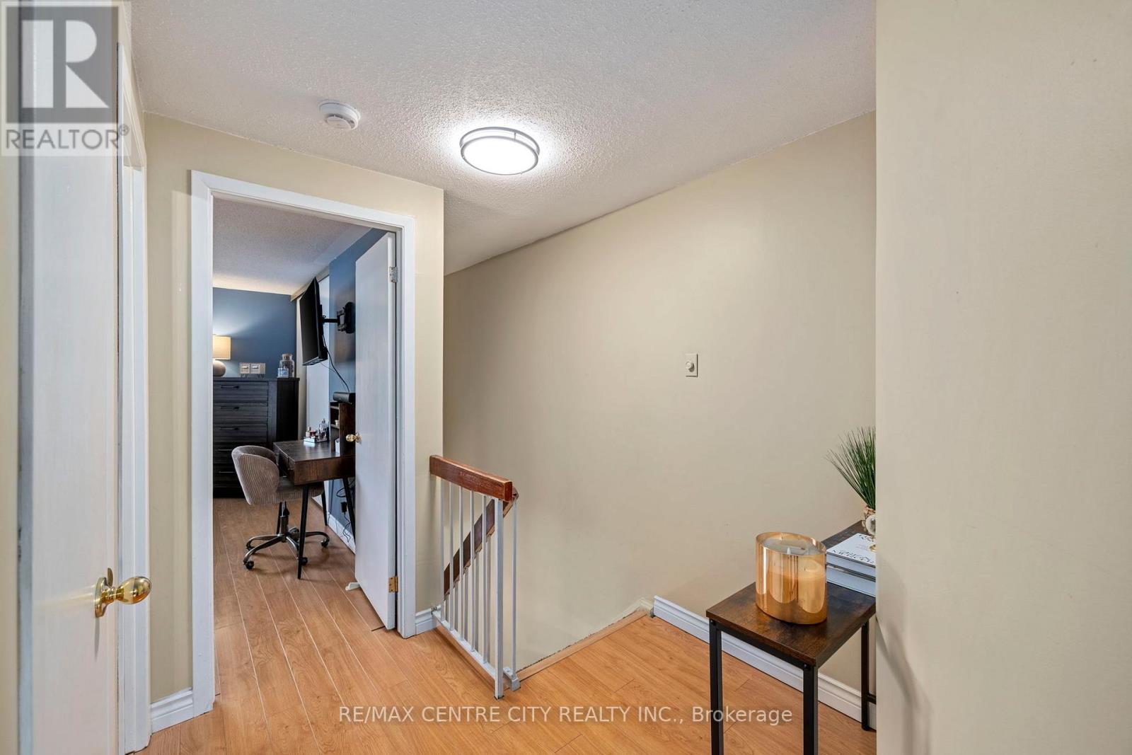 #9 475 SANDRINGHAM CRESCENT - 23