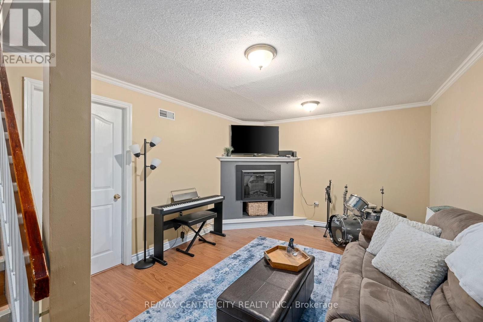 #9 475 SANDRINGHAM CRESCENT - 24