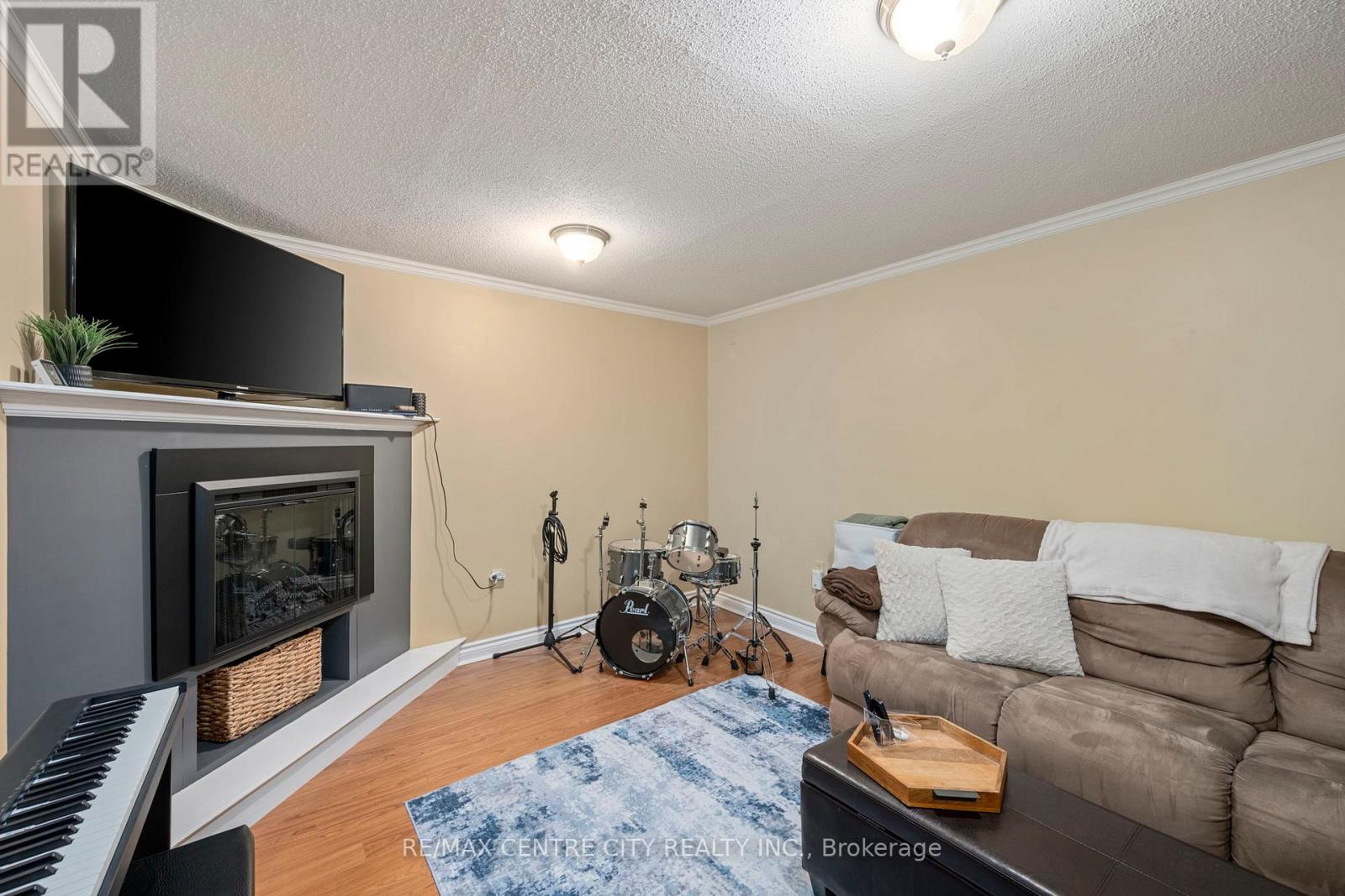 #9 475 SANDRINGHAM CRESCENT - 25