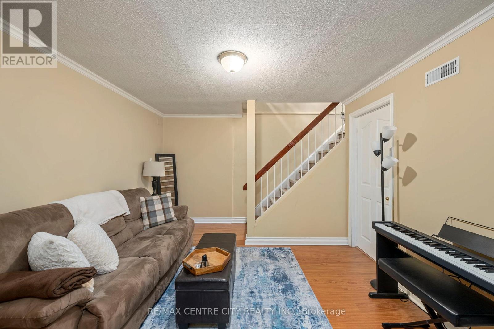 #9 475 SANDRINGHAM CRESCENT - 26
