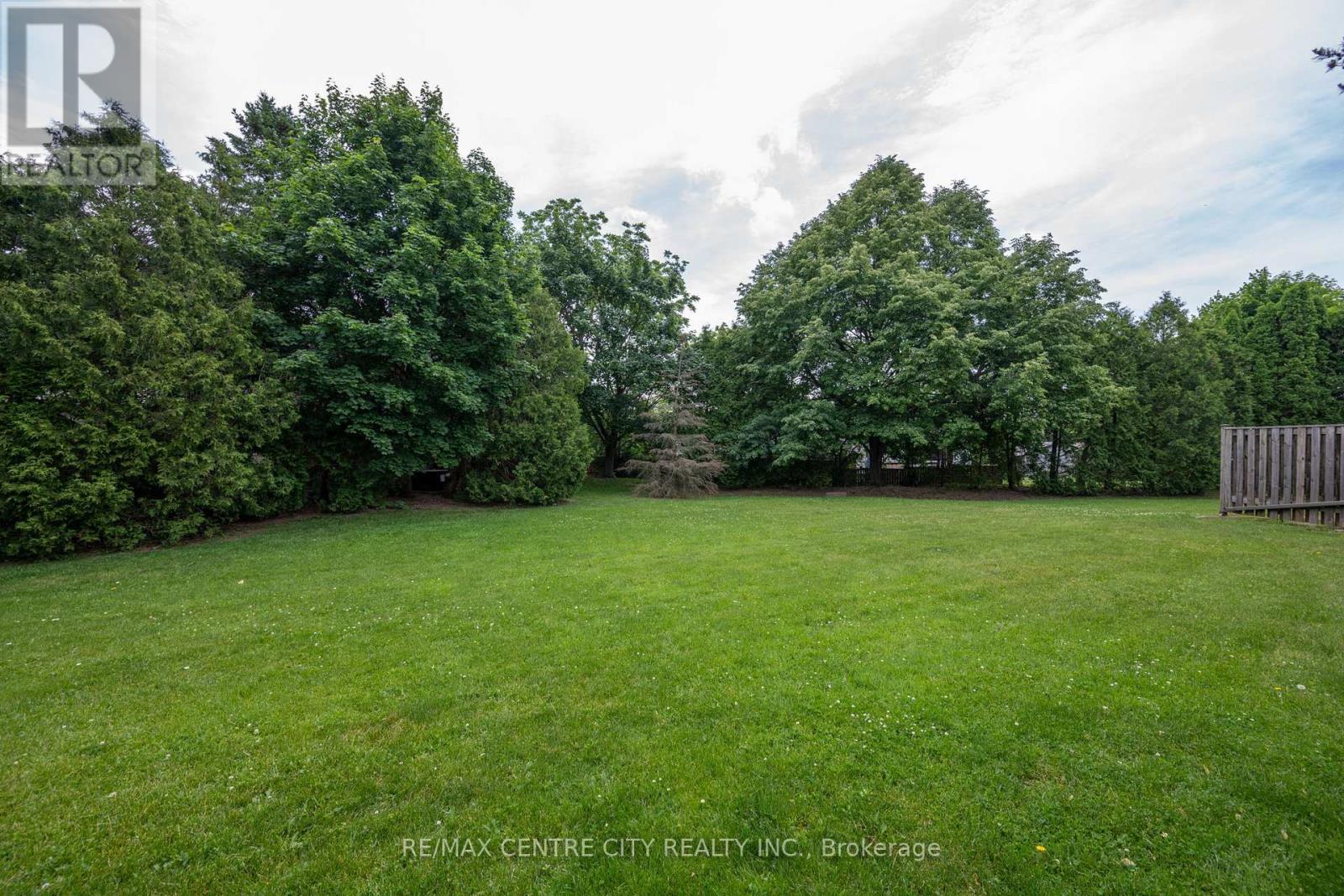 #9 475 SANDRINGHAM CRESCENT - 30