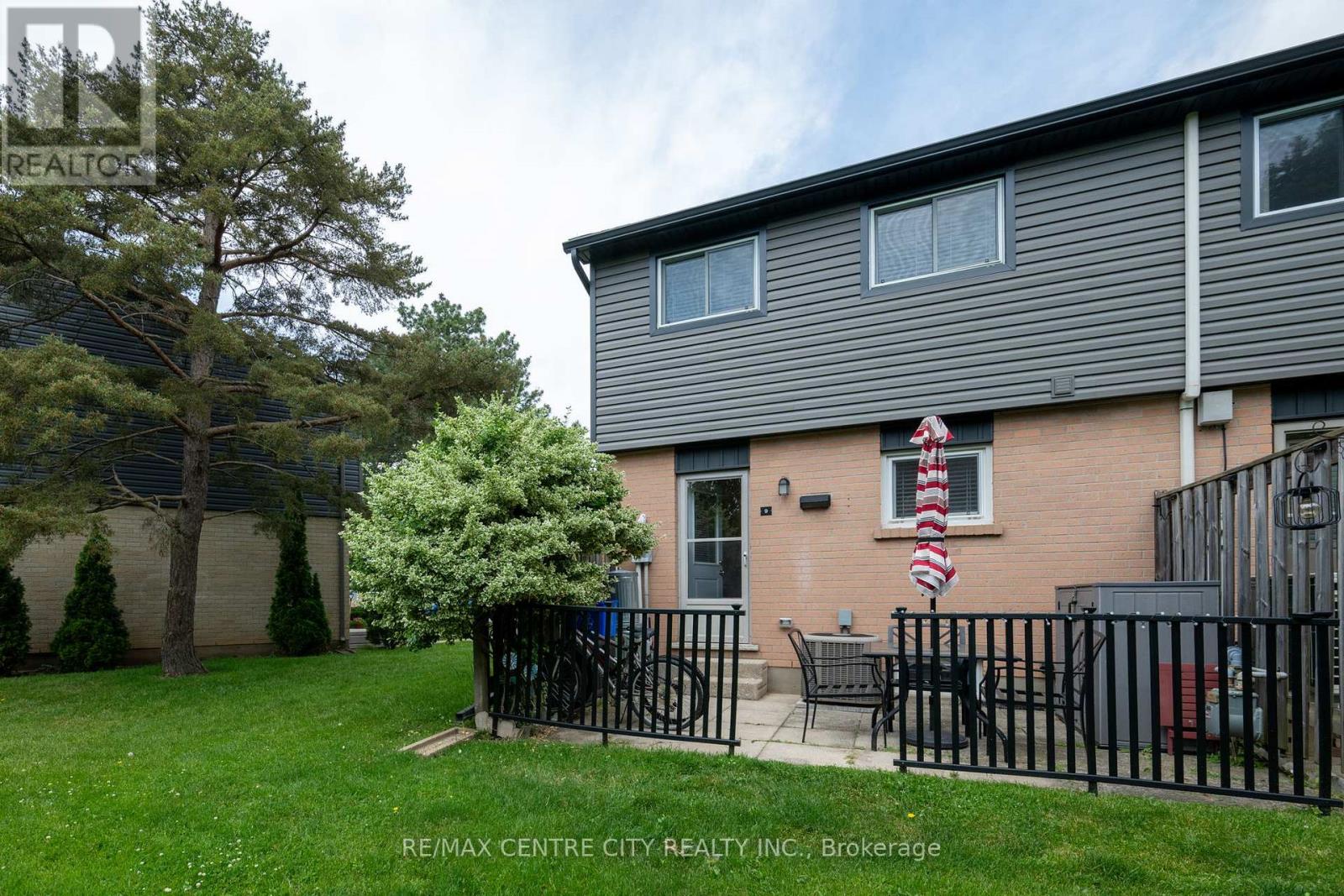 #9 475 SANDRINGHAM CRESCENT - 31