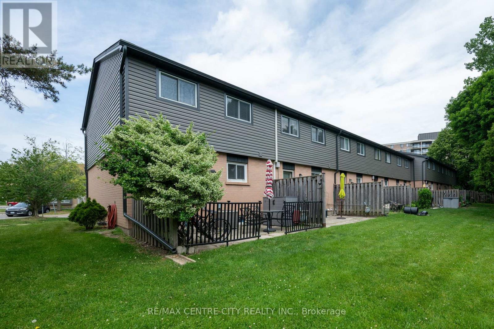 #9 475 SANDRINGHAM CRESCENT - 32