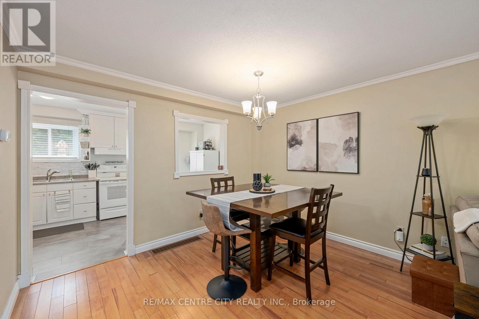 #9 475 SANDRINGHAM CRESCENT - 9