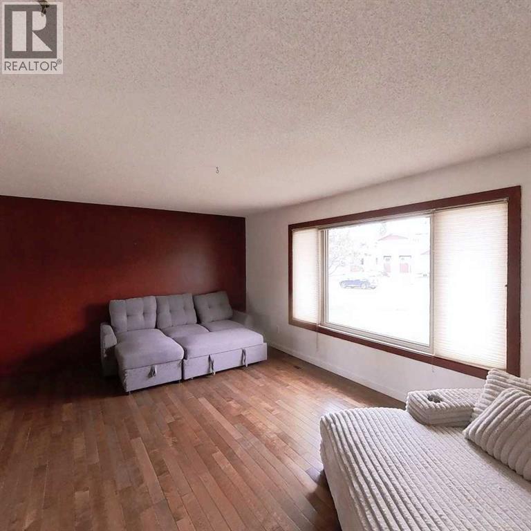 5411 51 Avenue - 8