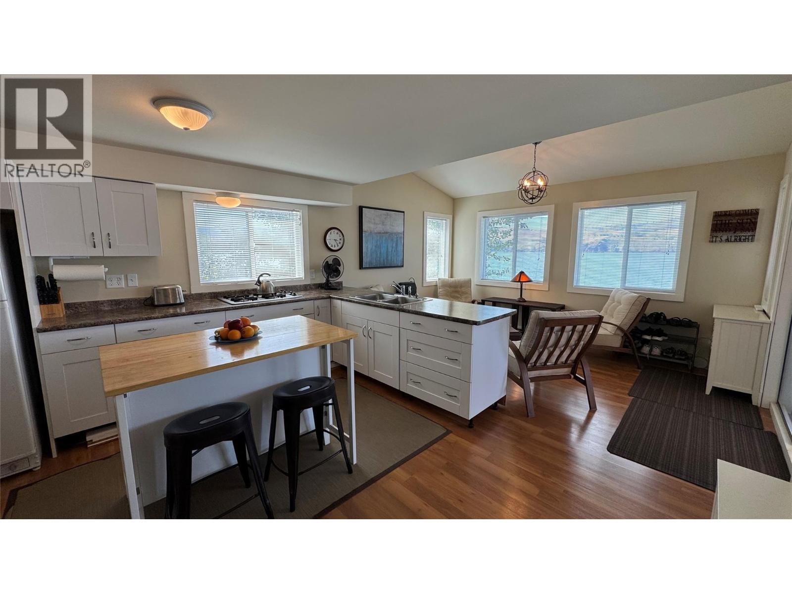 5853 Cosens Bay Road - 7