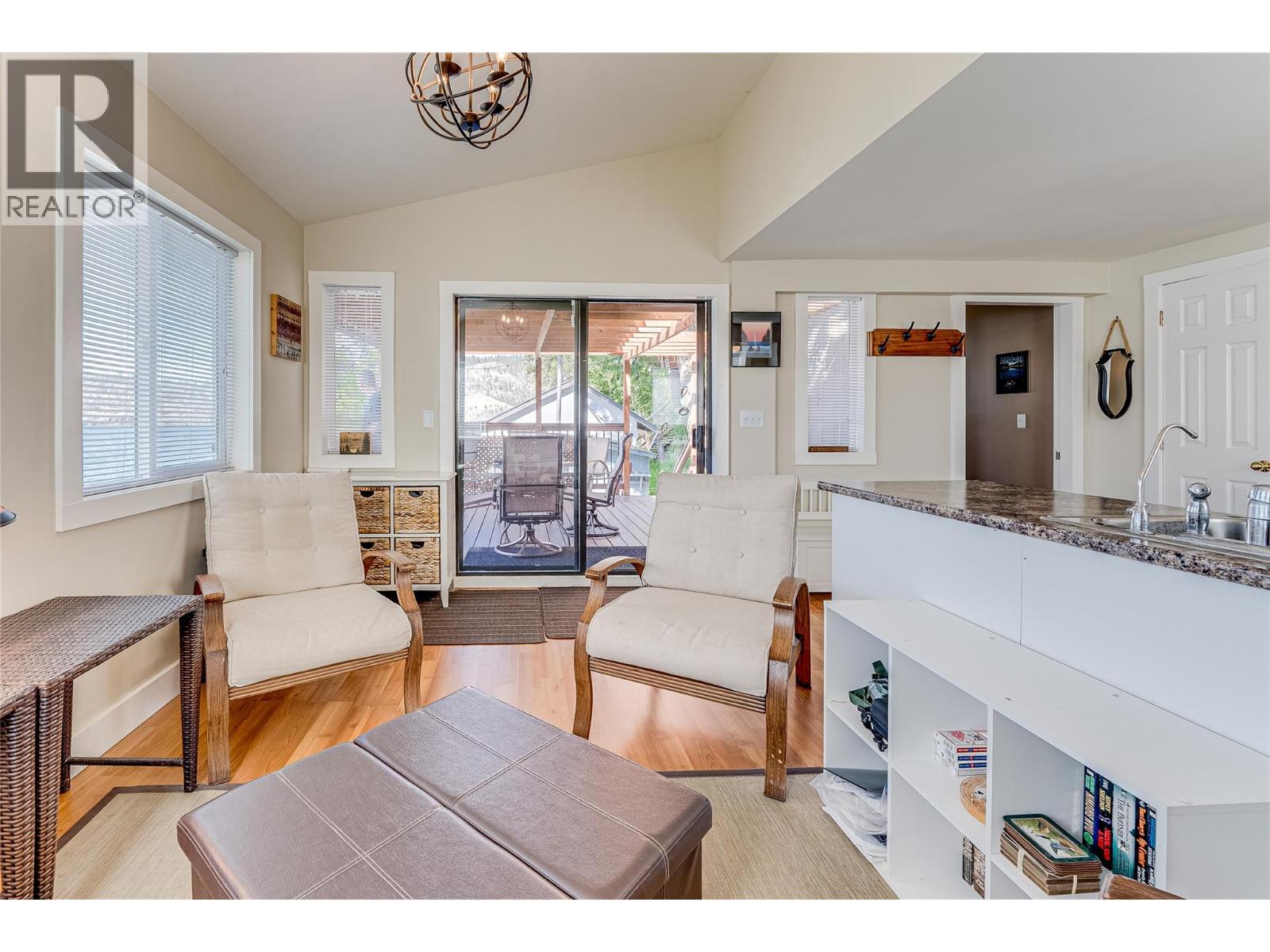 5853 Cosens Bay Road - 8