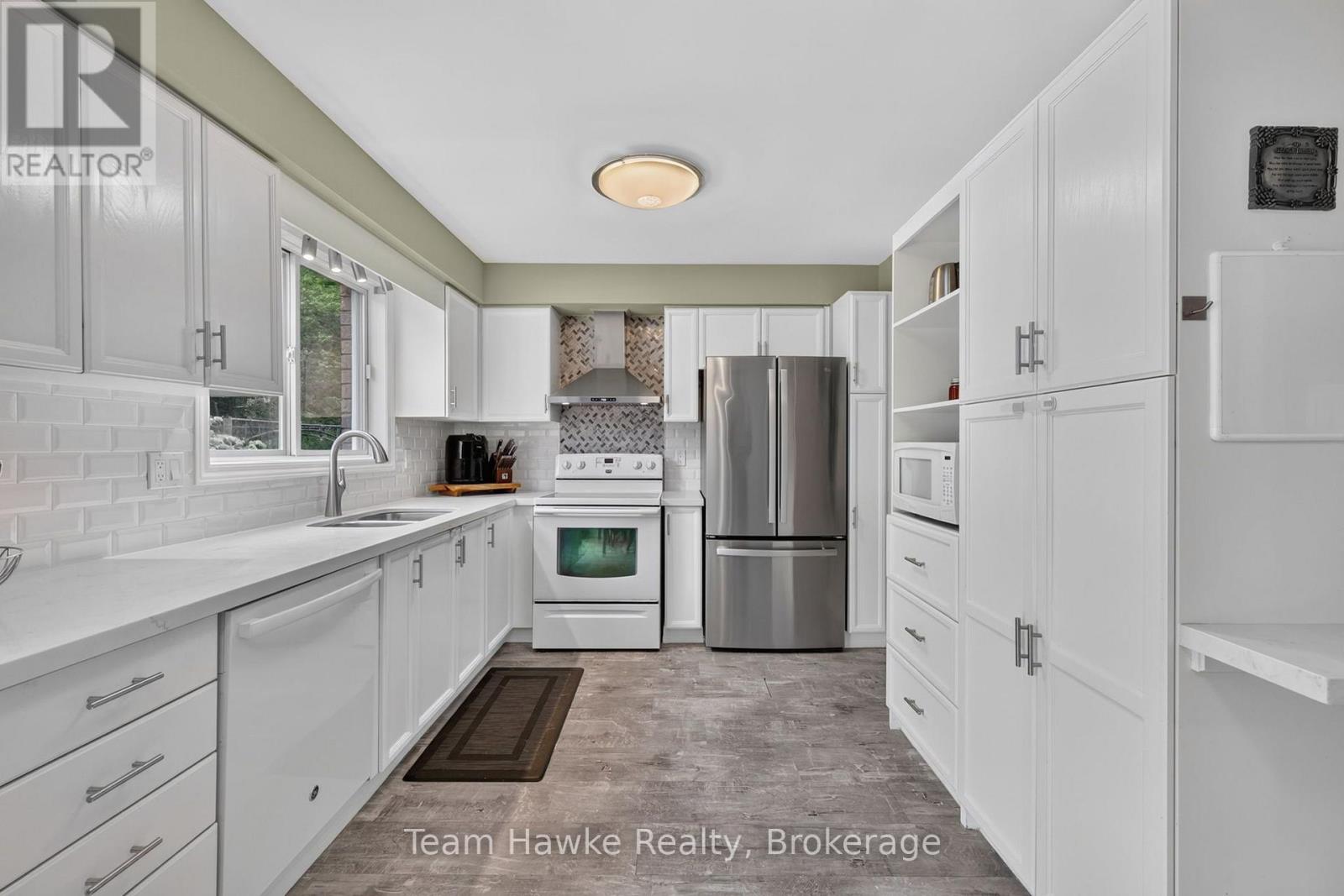 1085 DINA CRESCENT - 14