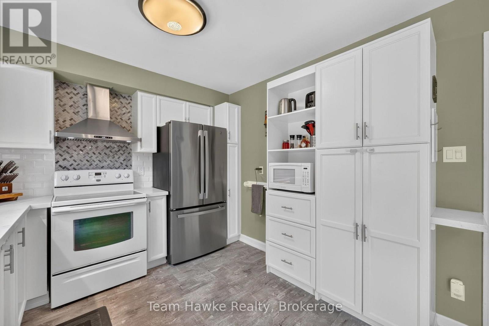 1085 DINA CRESCENT - 15
