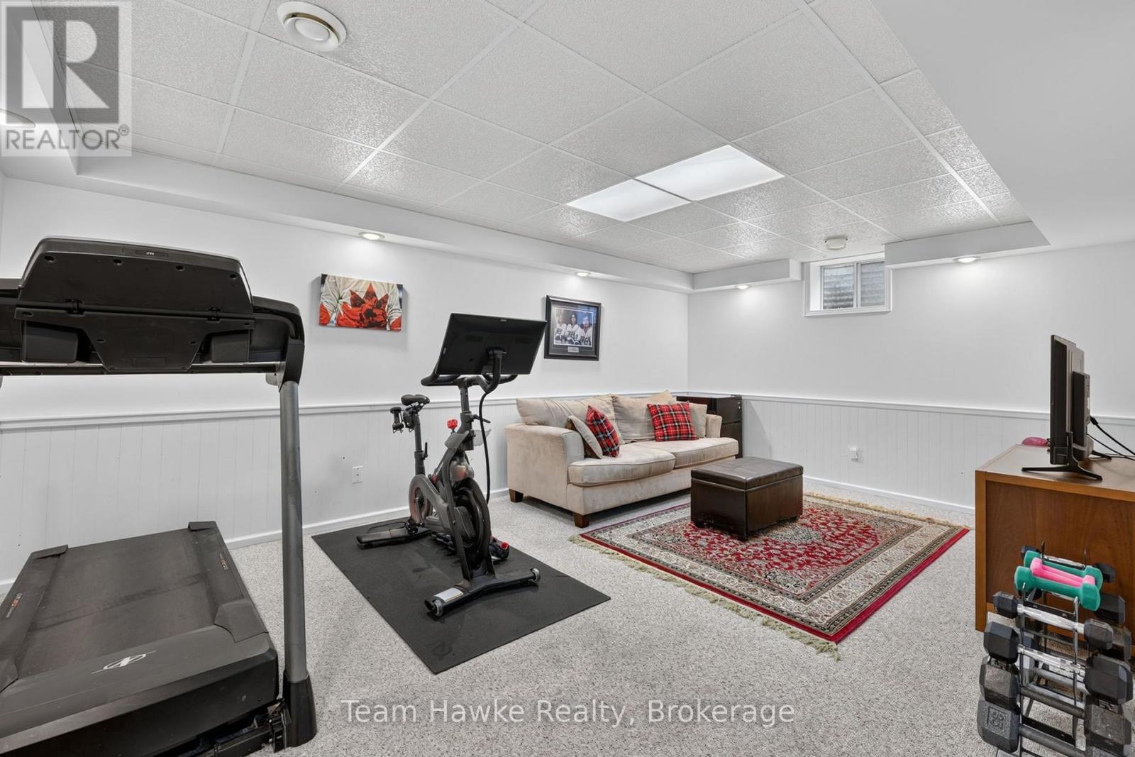 1085 DINA CRESCENT - 21