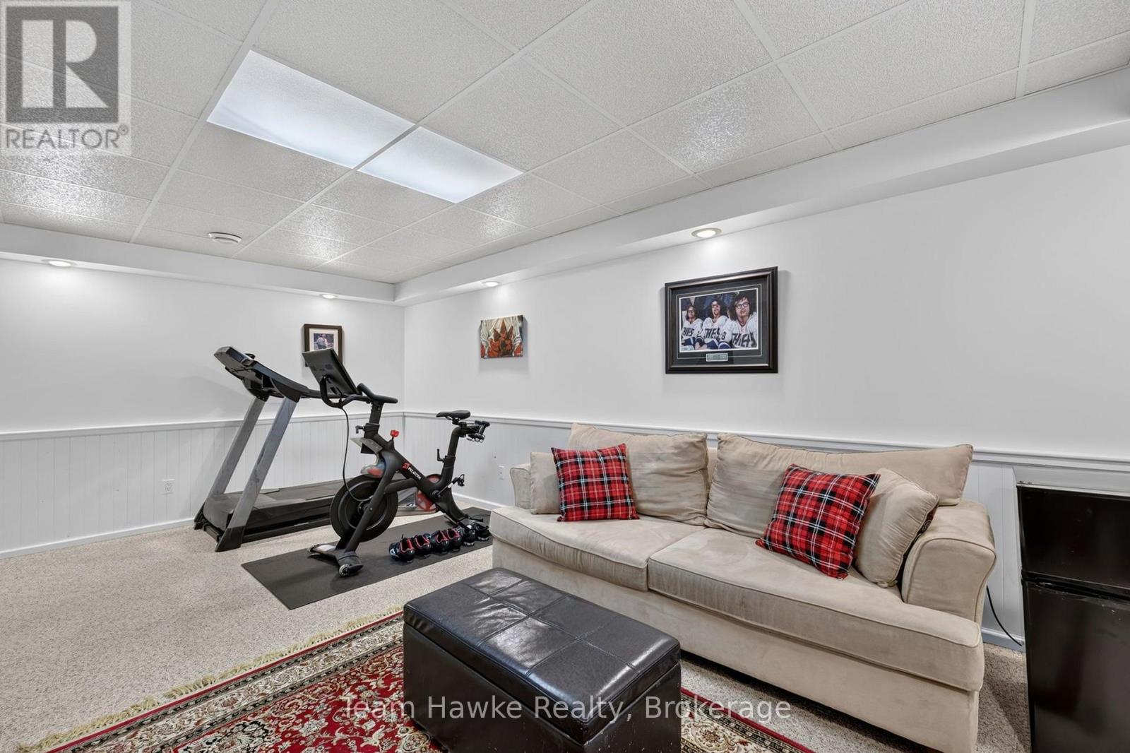 1085 DINA CRESCENT - 23