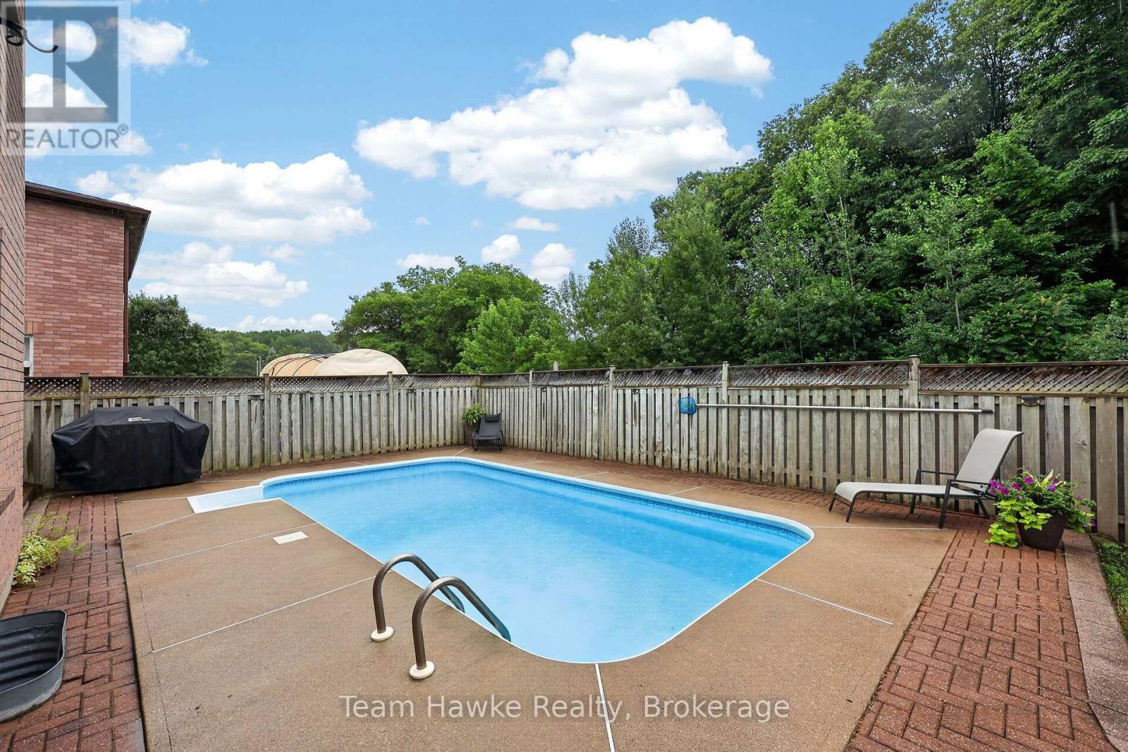 1085 DINA CRESCENT - 27