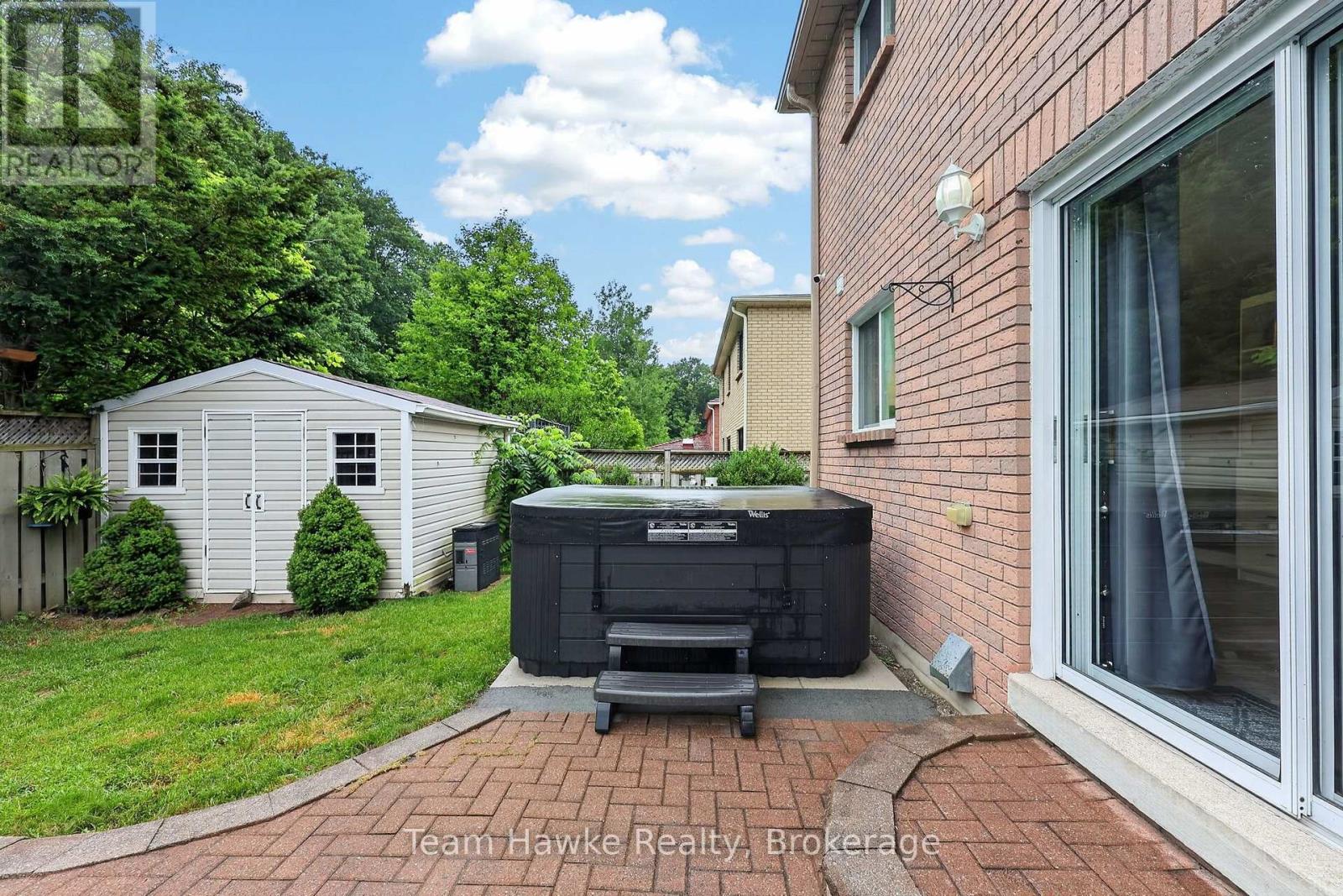 1085 DINA CRESCENT - 35