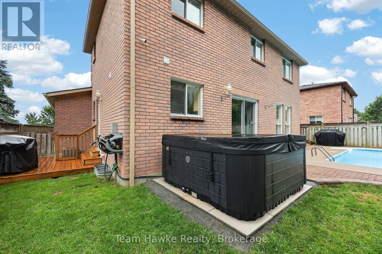 1085 DINA CRESCENT - 37
