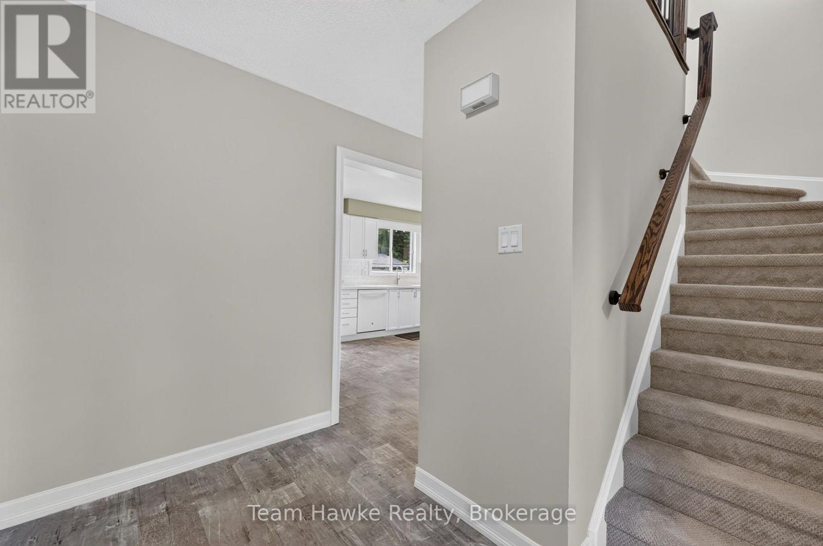 1085 DINA CRESCENT - 6
