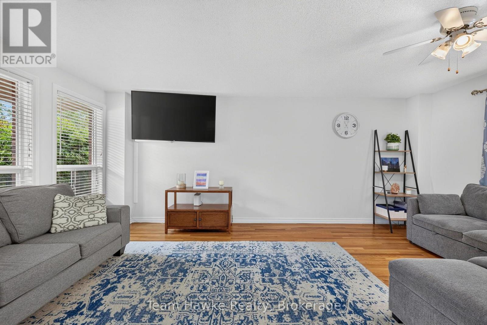 1085 DINA CRESCENT - 7