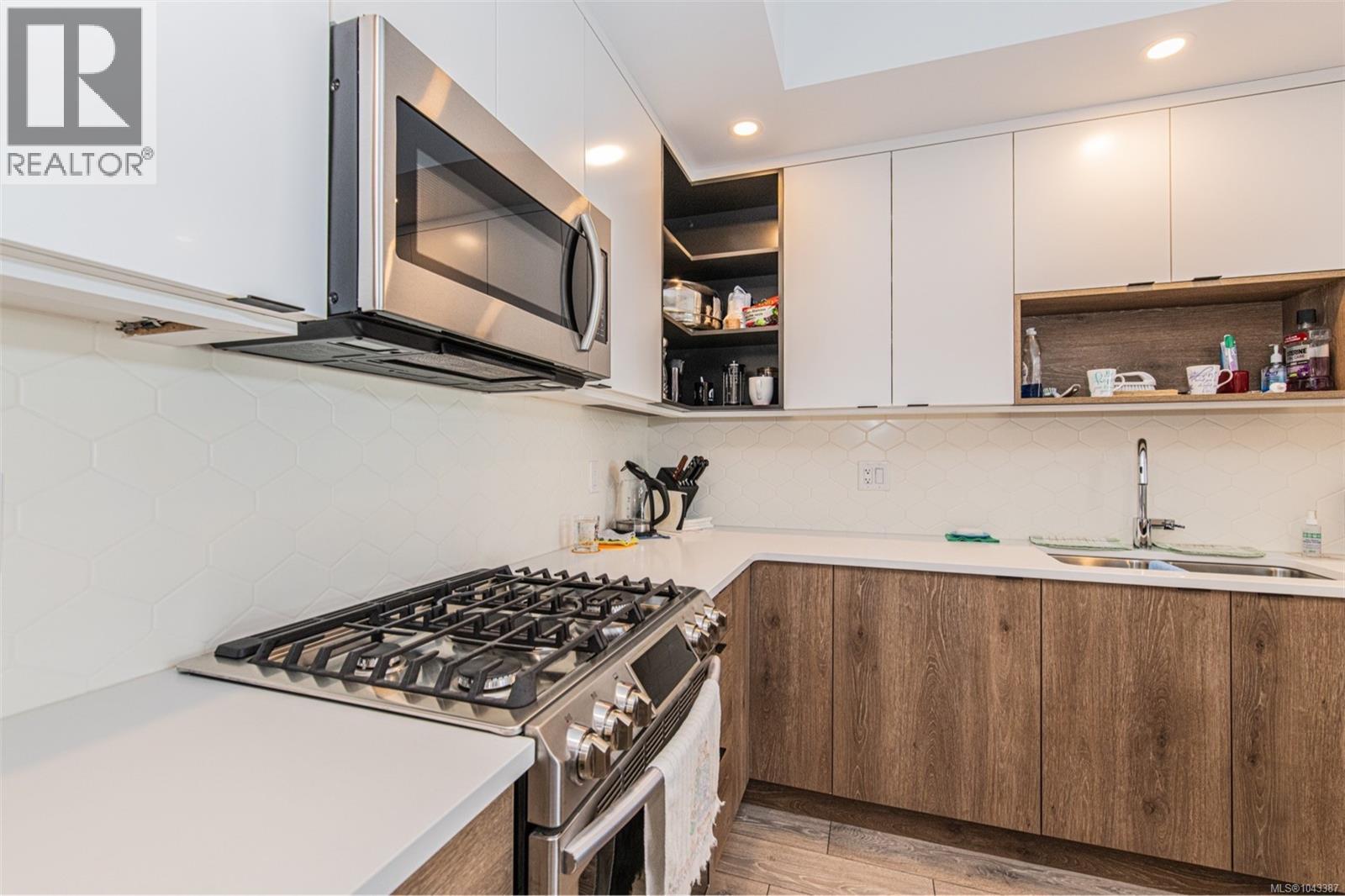 #318 950 Whirlaway Cres - 6
