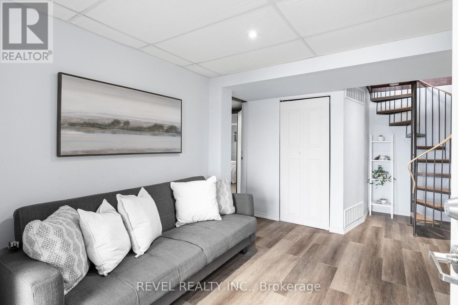 18 LAKEVIEW BOULEVARD - 28