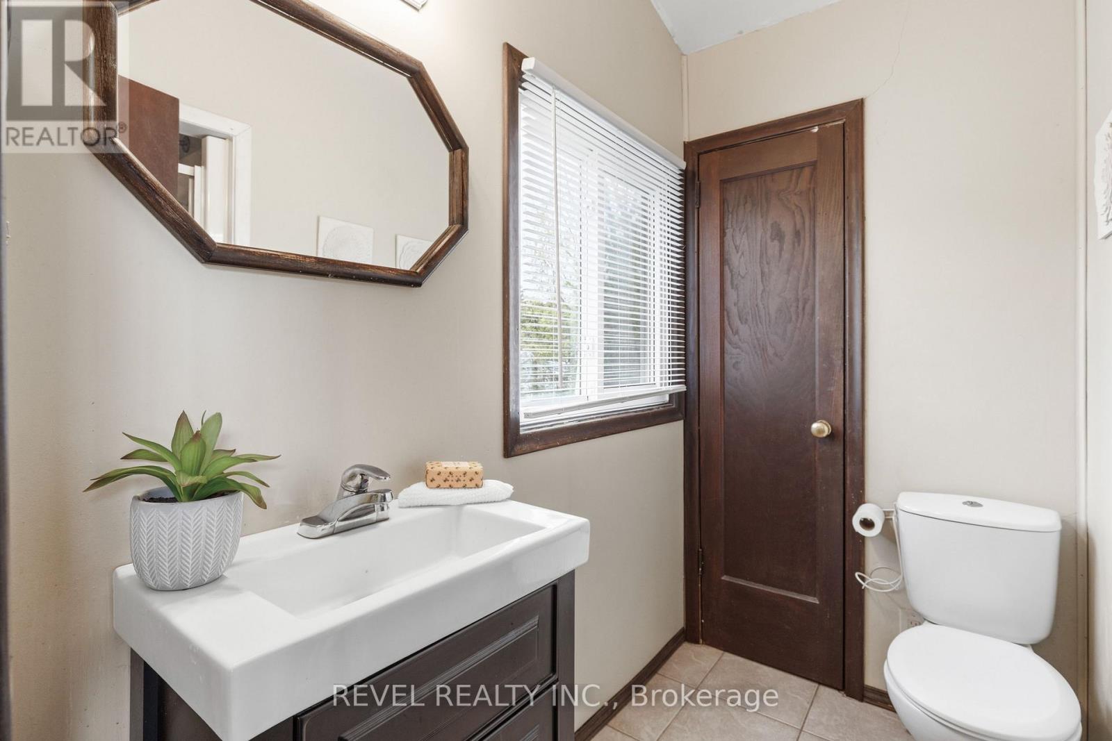 18 LAKEVIEW BOULEVARD - 23