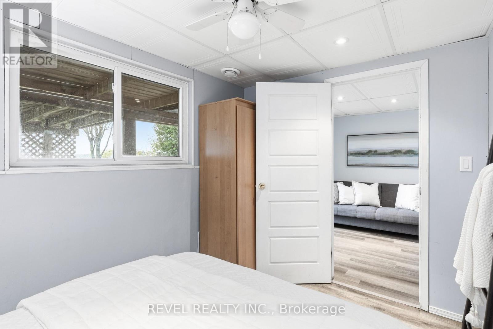 18 LAKEVIEW BOULEVARD - 33
