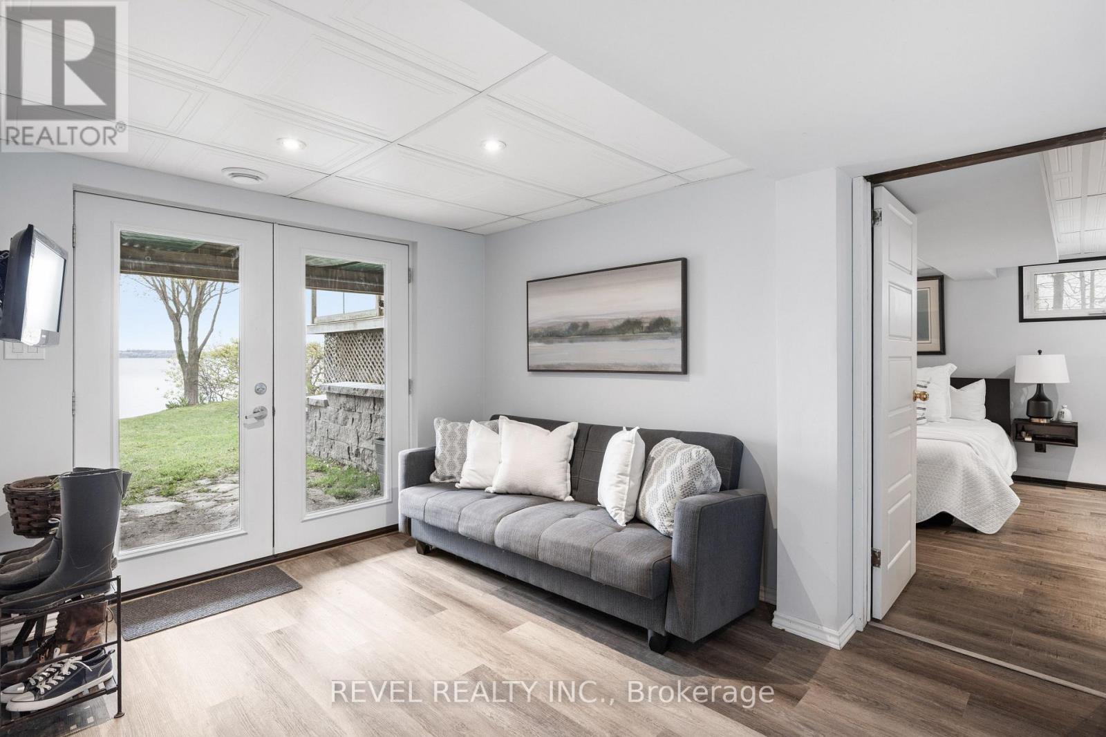18 LAKEVIEW BOULEVARD - 26