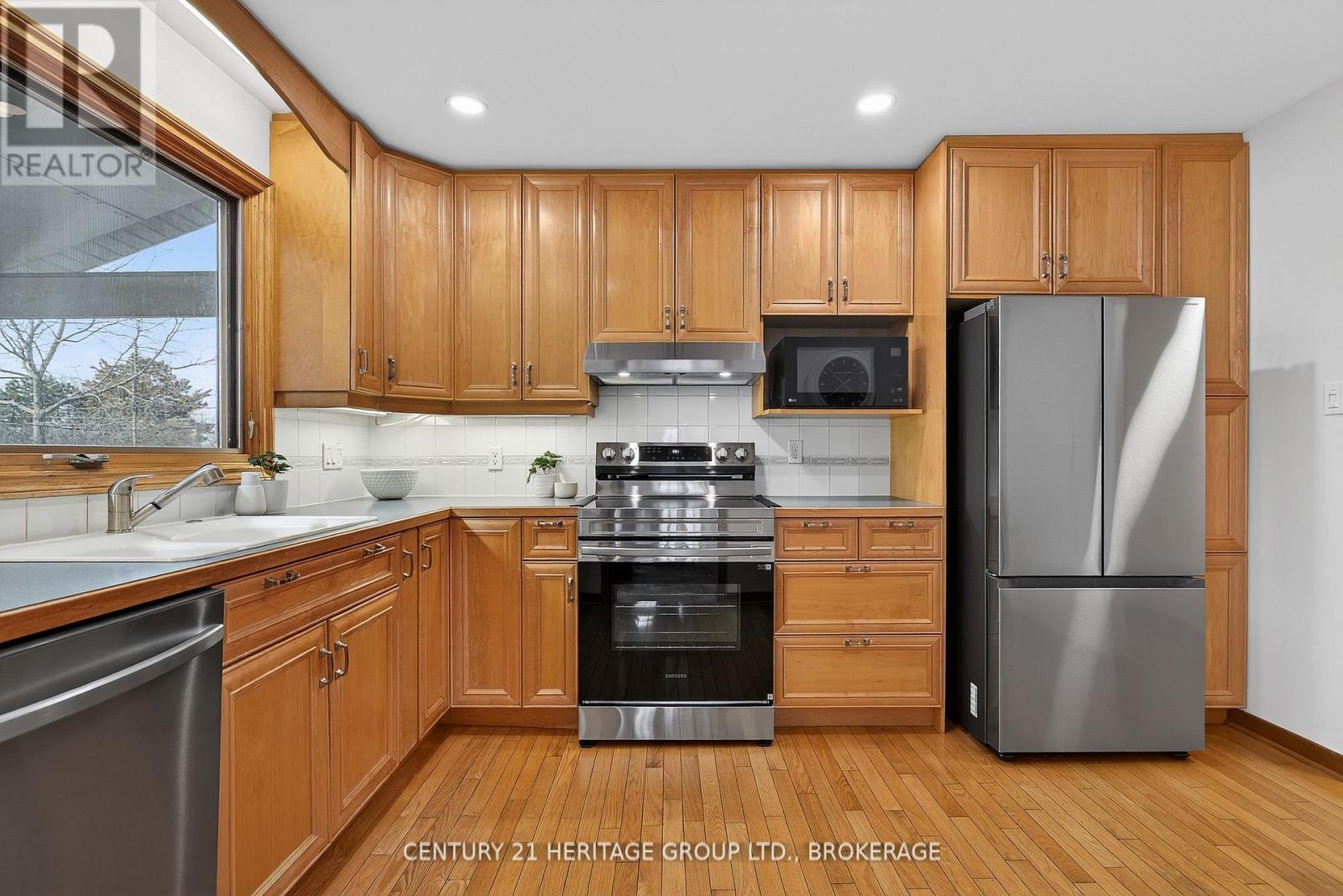 20 OAKRIDGE AVENUE - 18