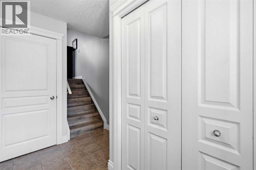 4 Cougar Ridge Mews SW - 3