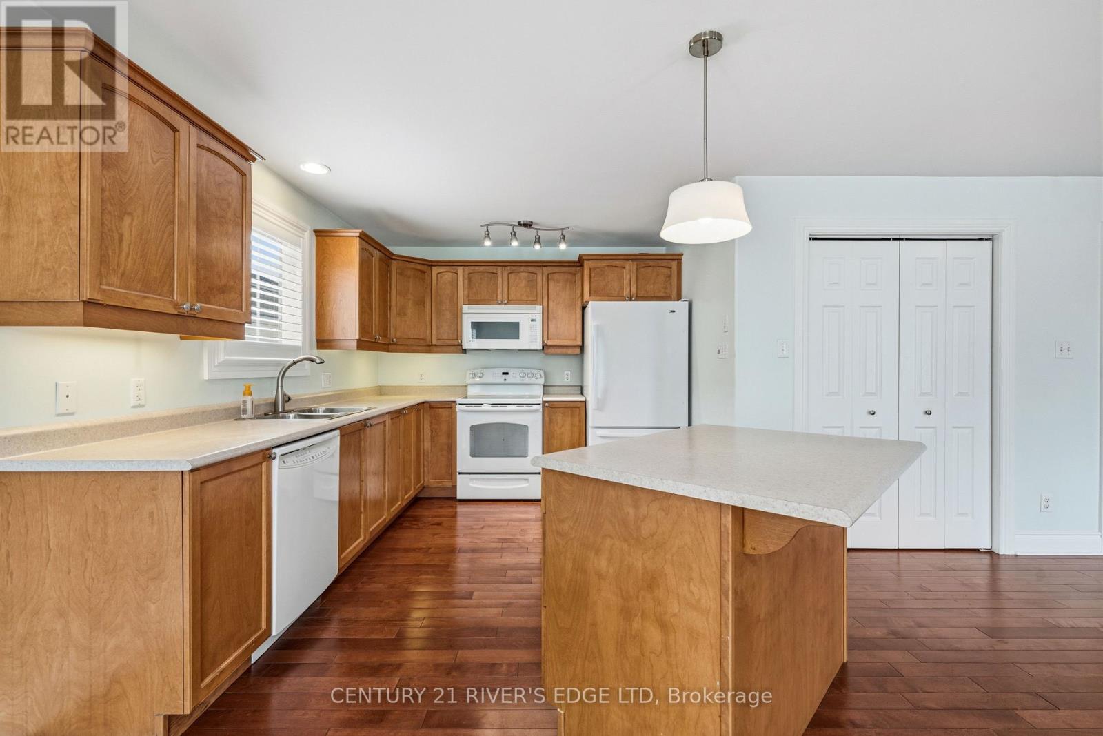 113 BLAKE'S CRESCENT - 10