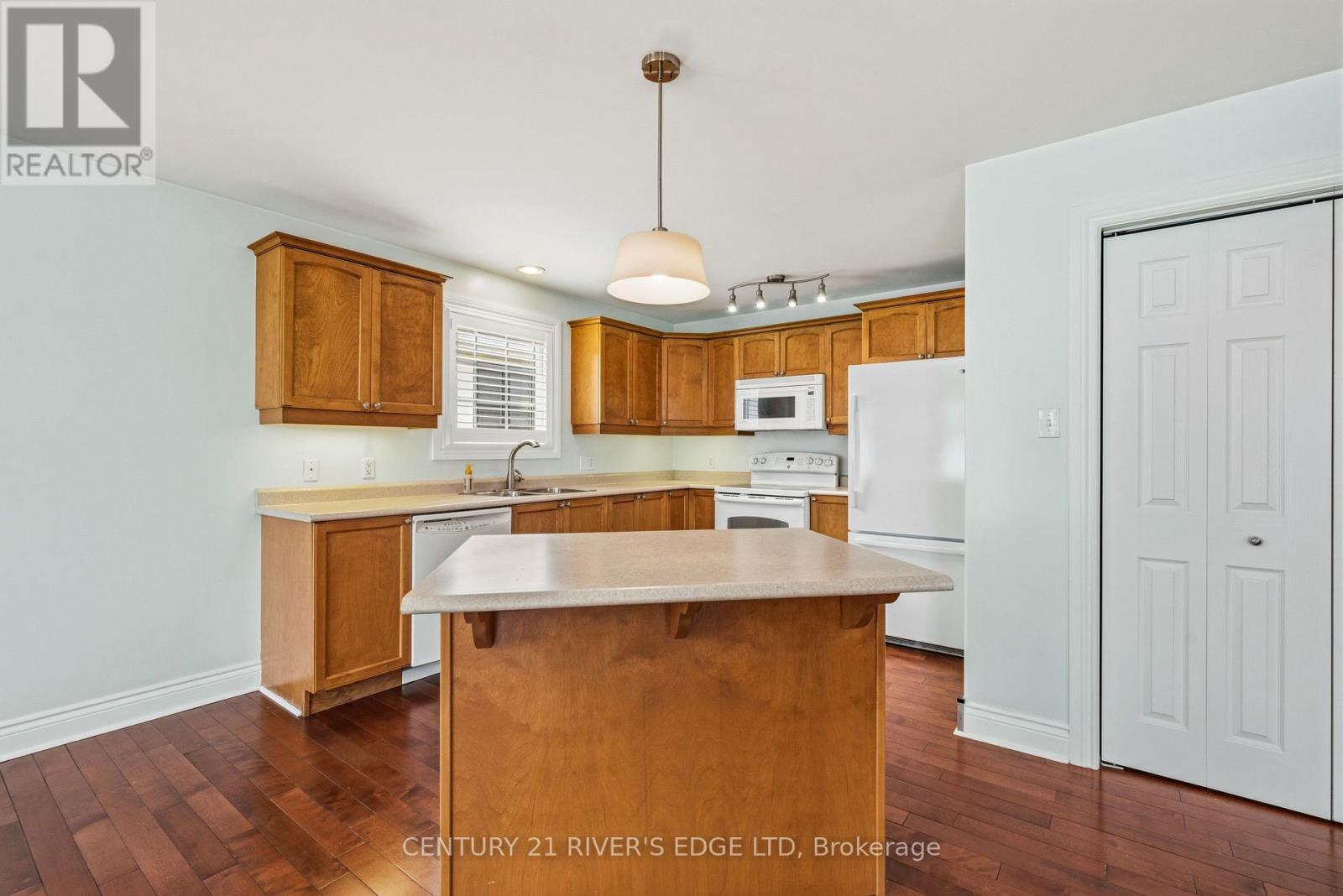 113 BLAKE'S CRESCENT - 11