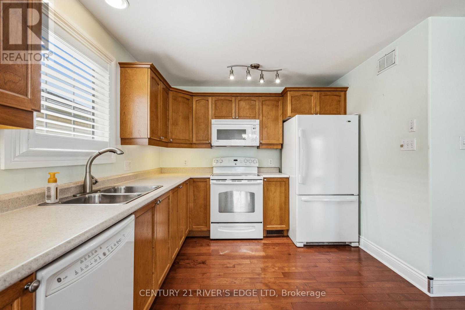 113 BLAKE'S CRESCENT - 12