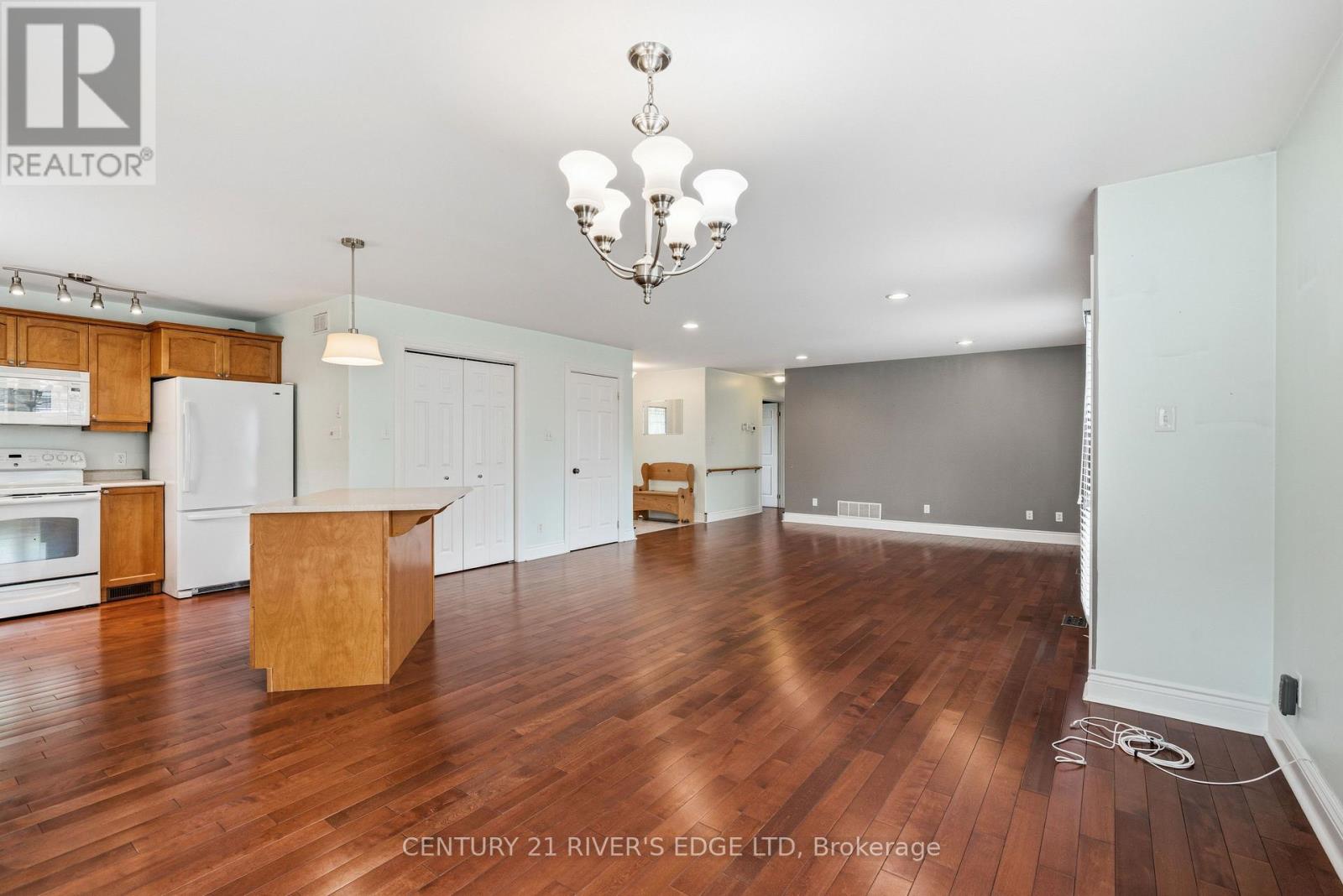 113 BLAKE'S CRESCENT - 15