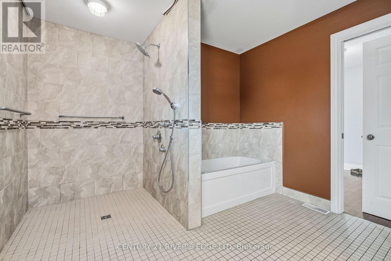113 BLAKE'S CRESCENT - 26