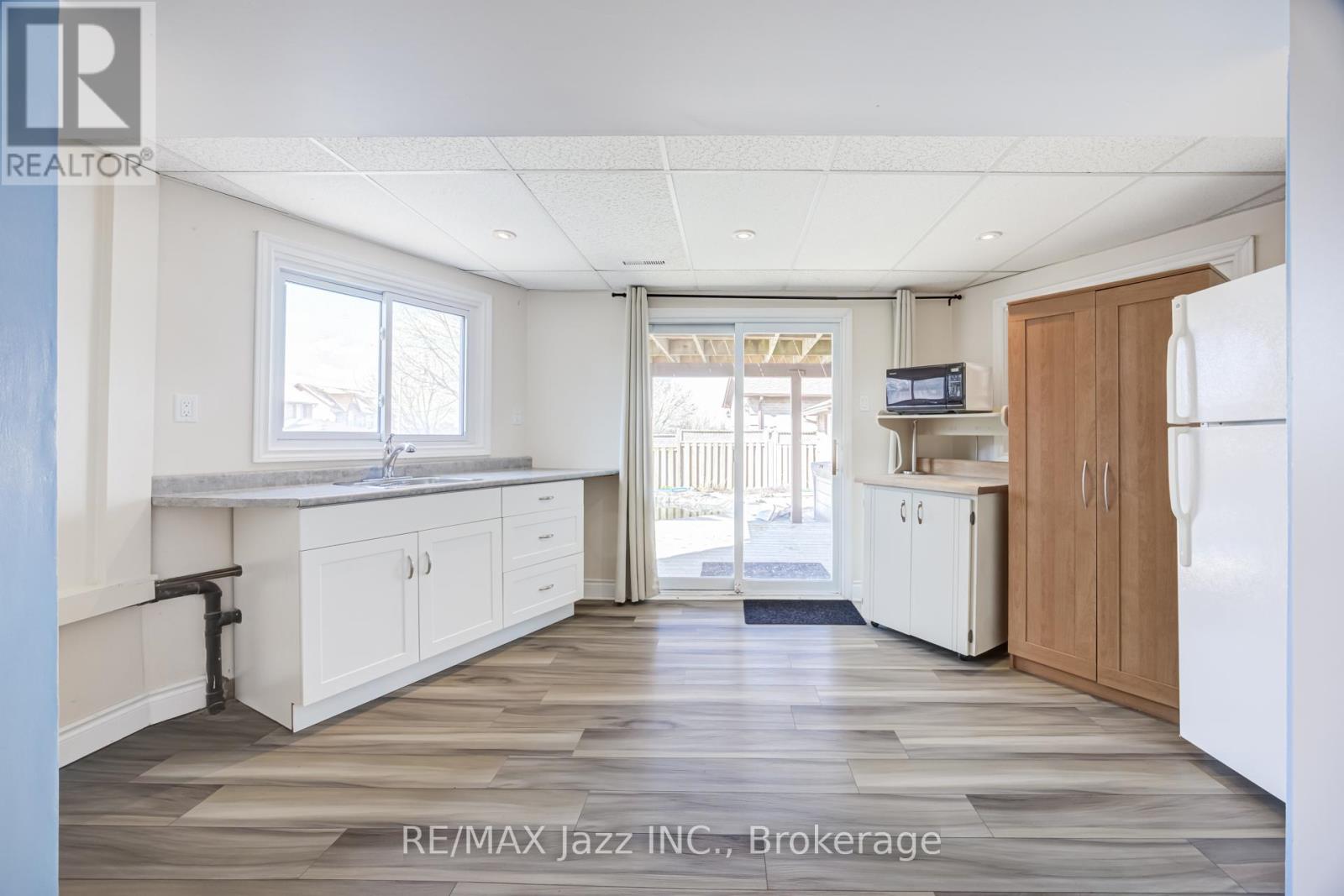 2 COOMER CRESCENT - 40