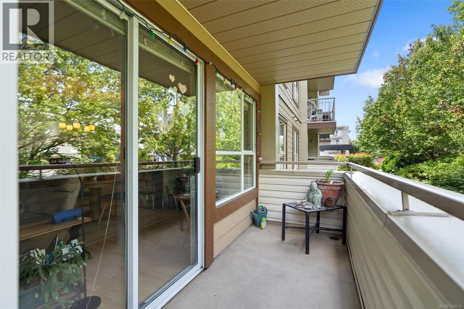 204 1055 Hillside Avenue, Victoria