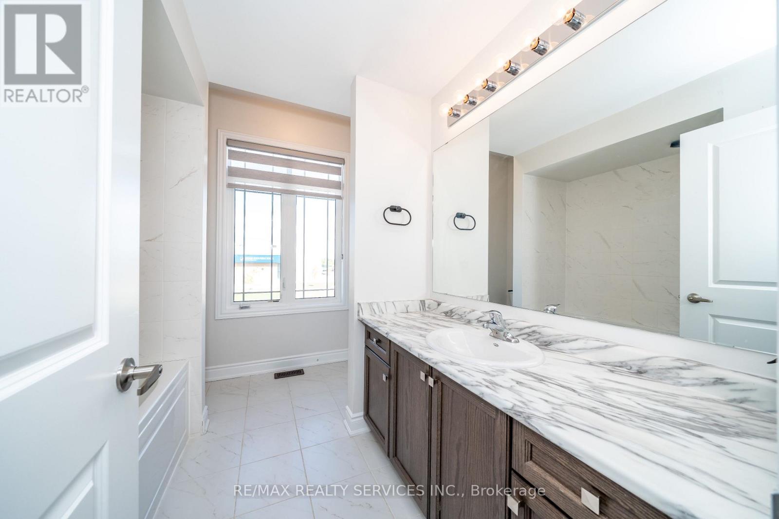 41 UNION BOULEVARD - 19