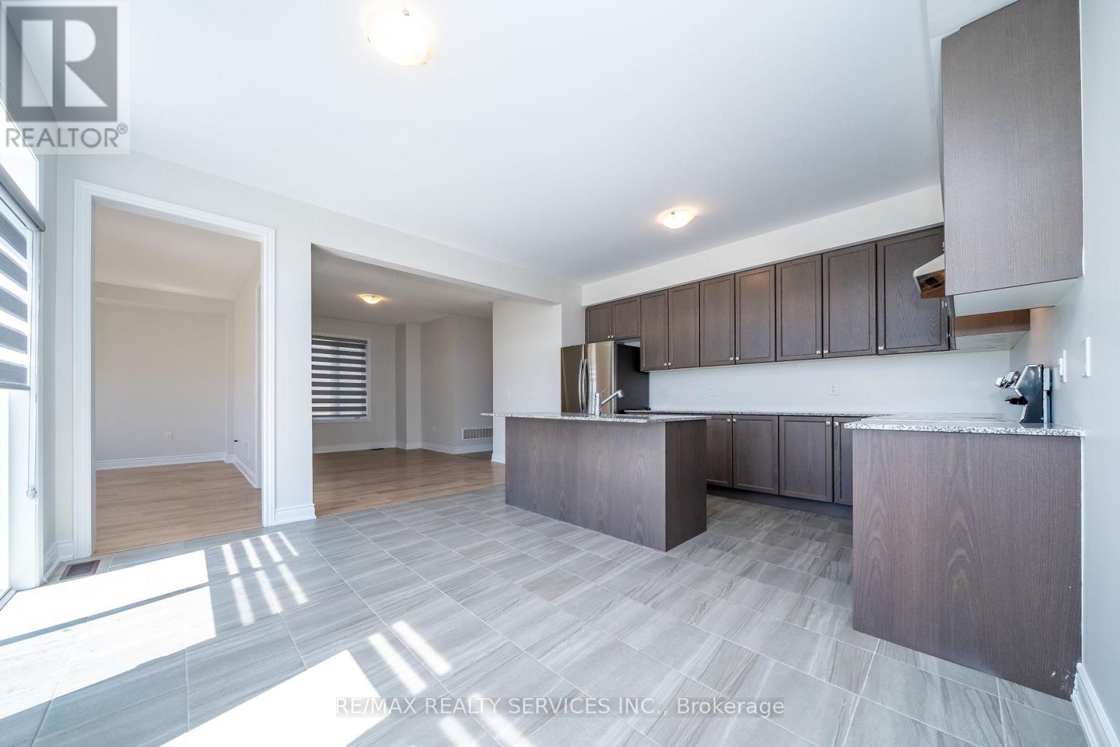 41 UNION BOULEVARD - 3
