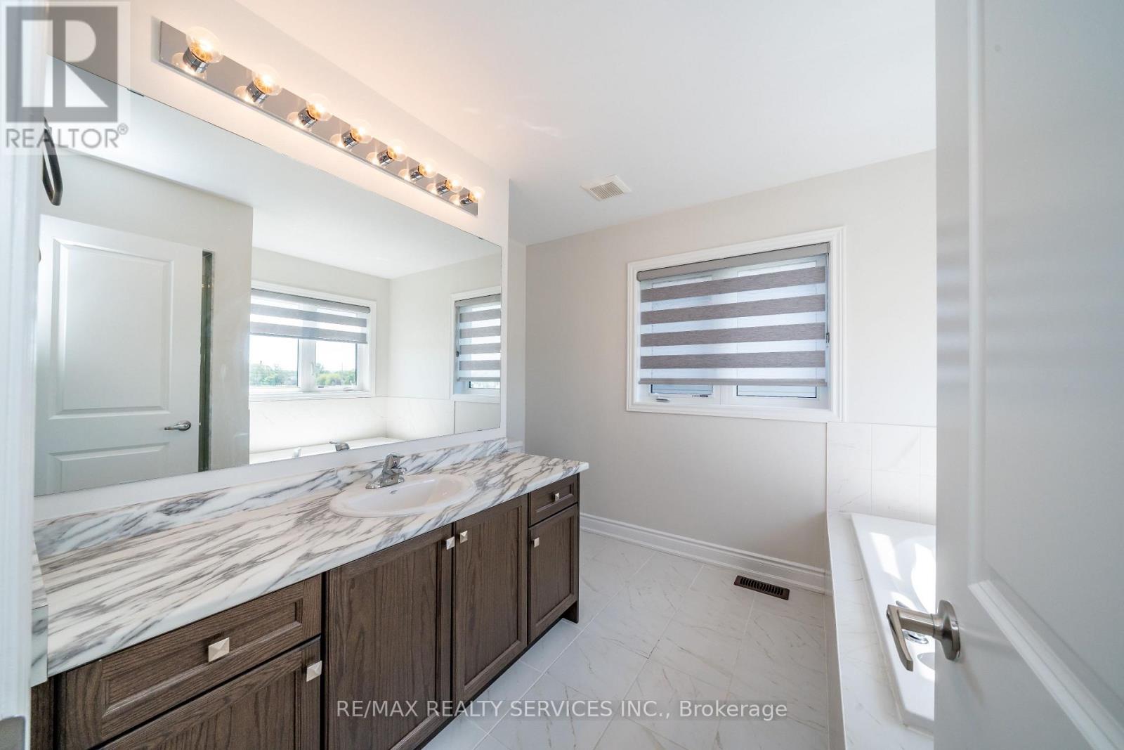 41 UNION BOULEVARD - 38