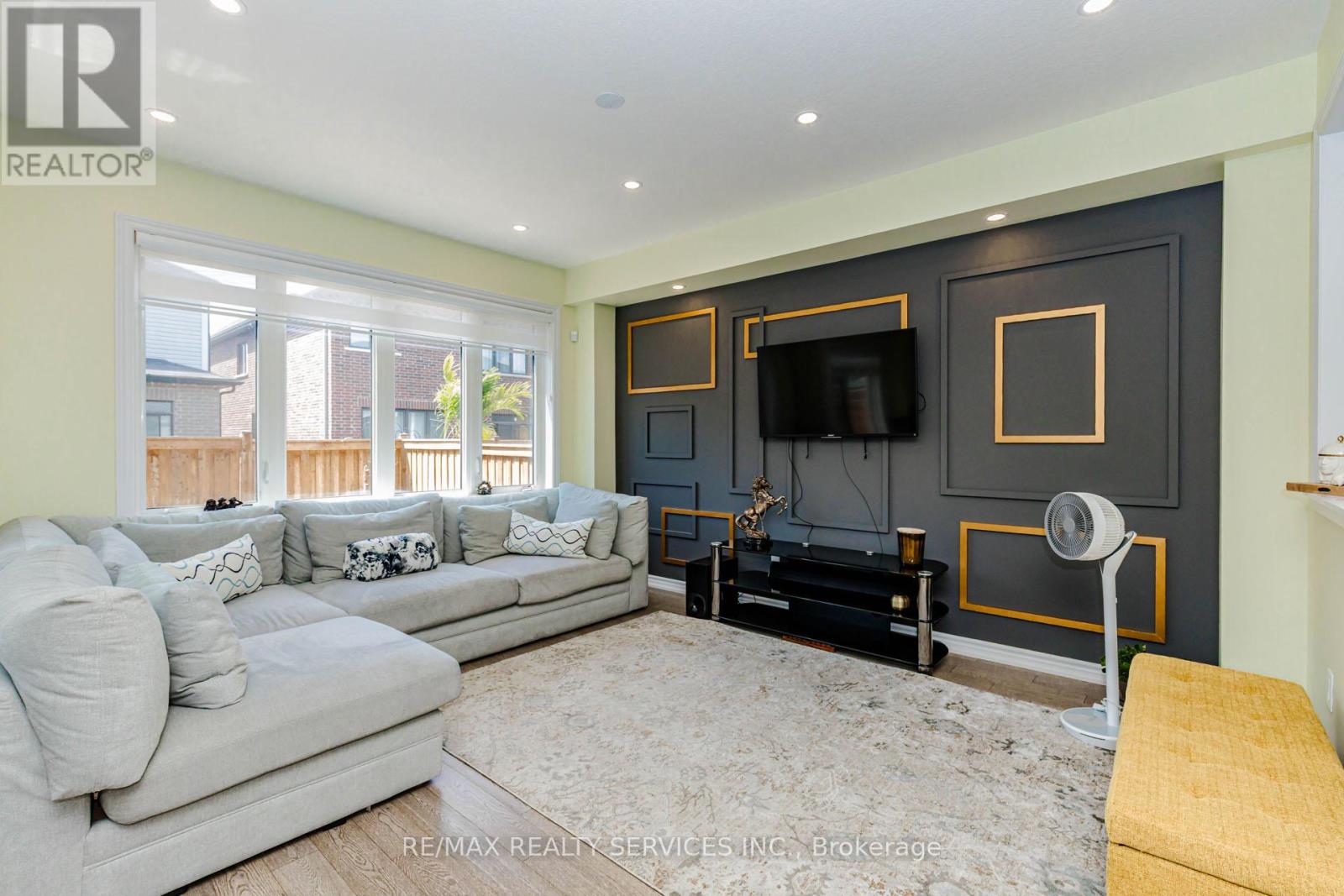 67 MALCOLM CRESCENT - 13