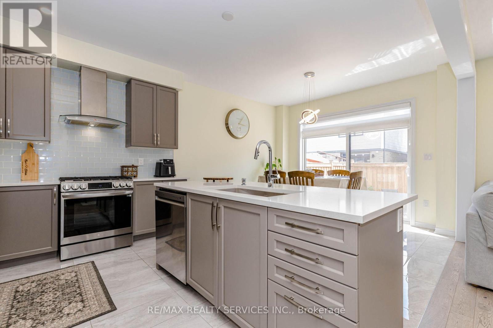 67 MALCOLM CRESCENT - 16