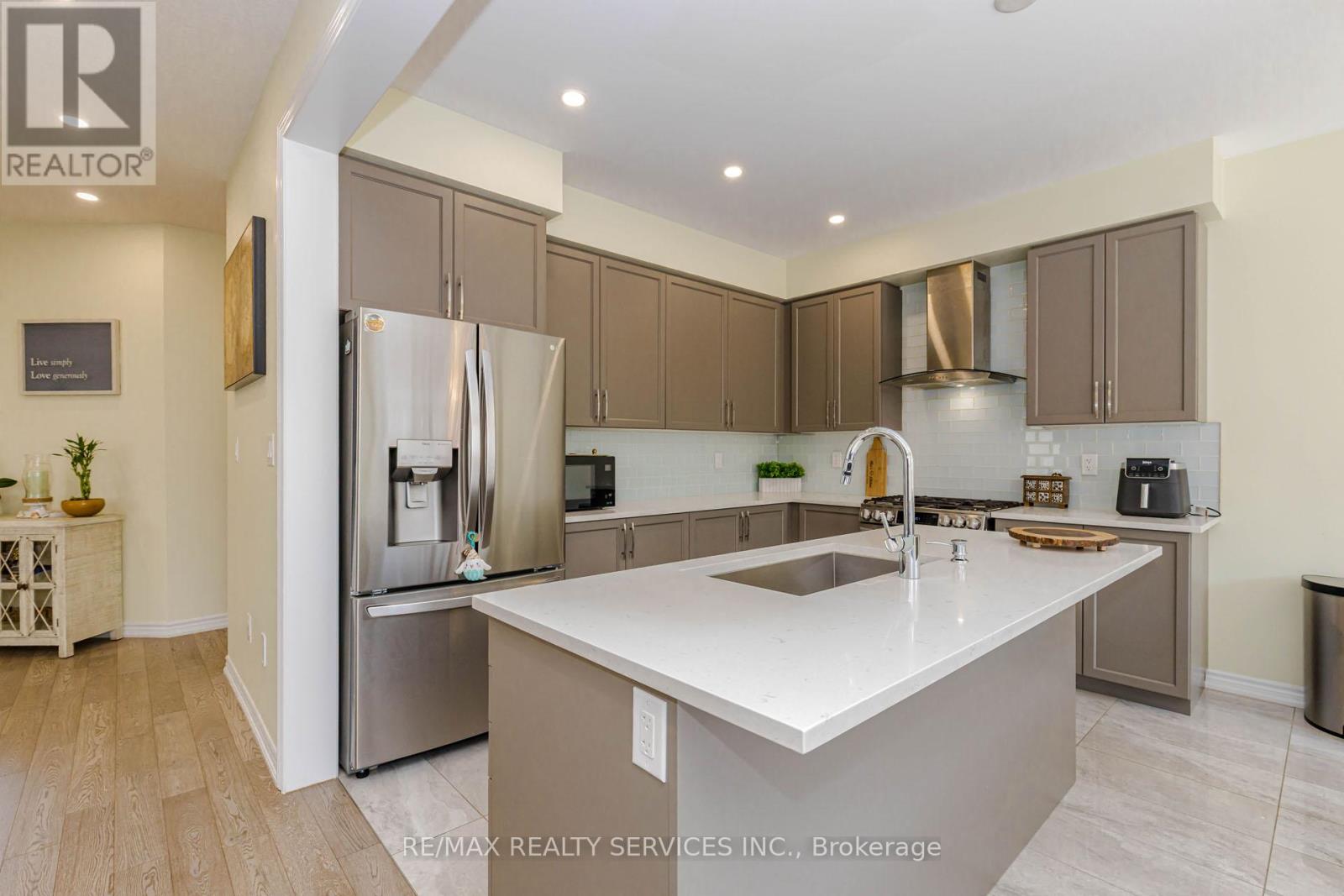 67 MALCOLM CRESCENT - 18
