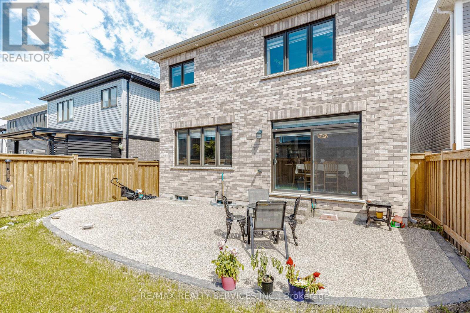 67 MALCOLM CRESCENT - 44
