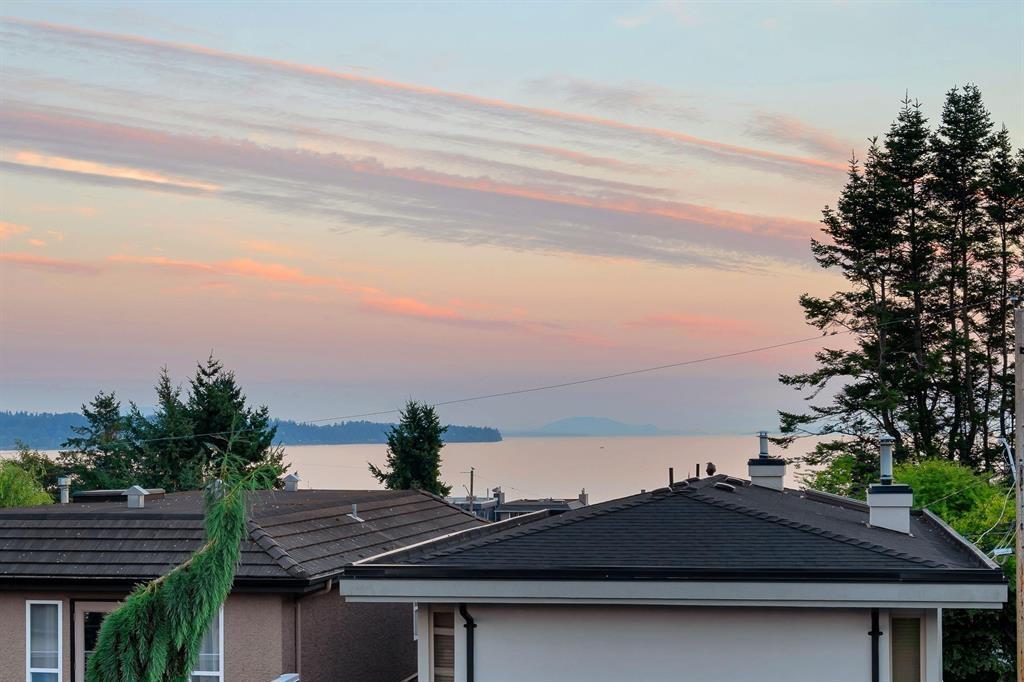 932 ASH STREET, White Rock
