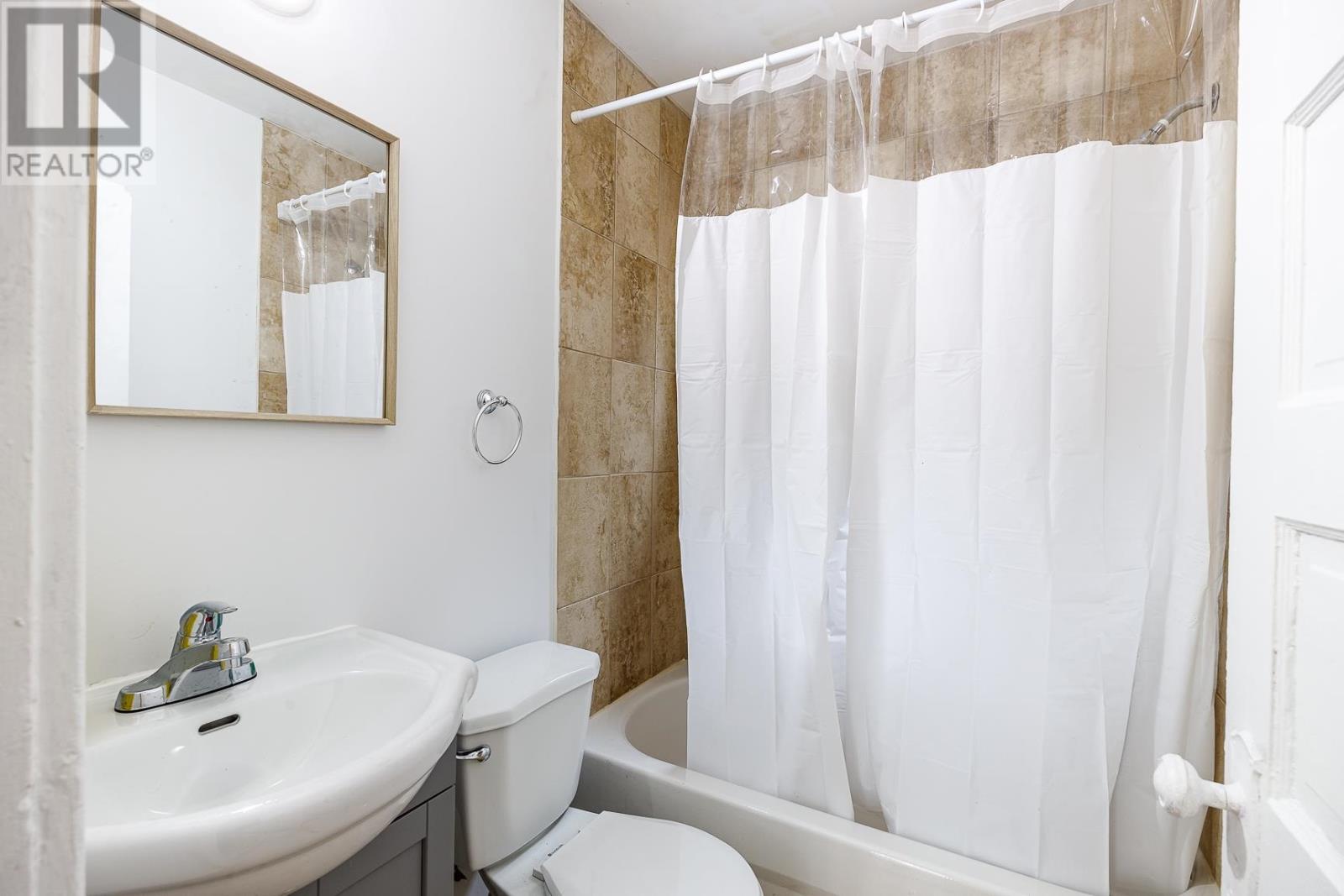 340 Wellington ST - 10