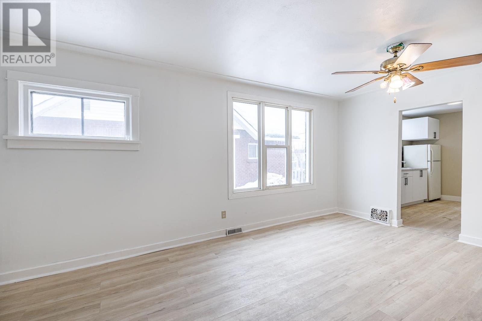 340 Wellington ST - 13